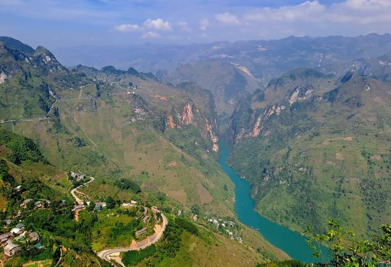 Cảnh sắc kỳ vĩ, đầy mê hoặc của Cao nguyên đá Đông Văn Hà Giang.