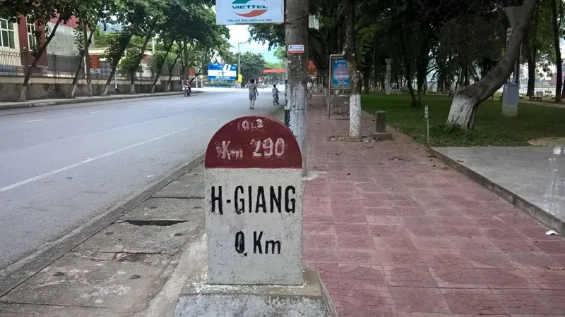Check-in Cột mốc số 0 – điểm xuất phát hành trình du lịch Hà Giang.