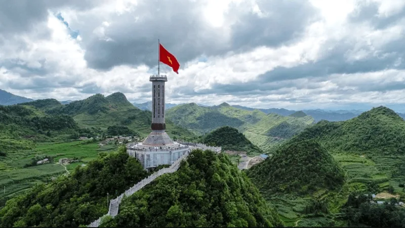 Cột cờ Lũng Cú sừng sững tung bay nơi địa đầu cực Bắc Tổ quốc.