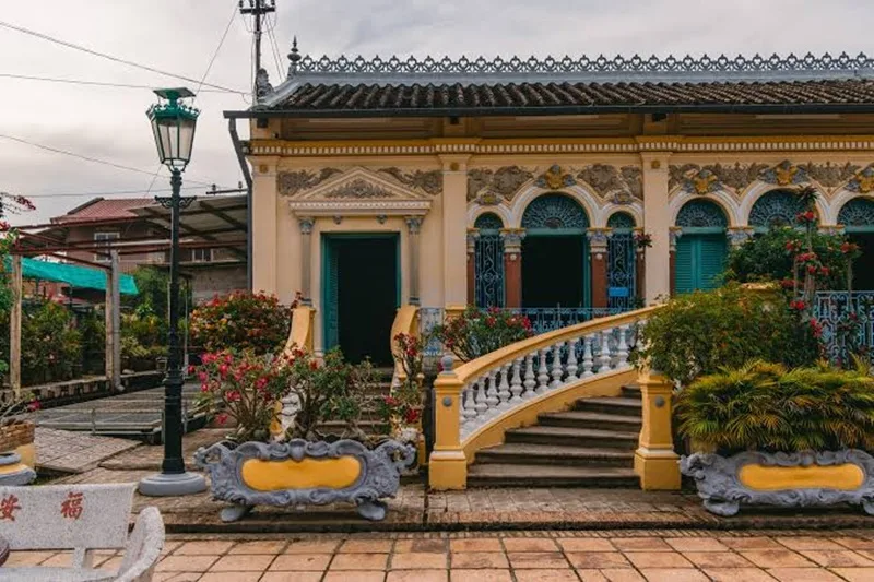 Vẻ đẹp kiến trúc giao thoa Đông - Tây độc đáo có tuổi đời hơn một thế kỷ của nhà cổ Bình Thủy.
