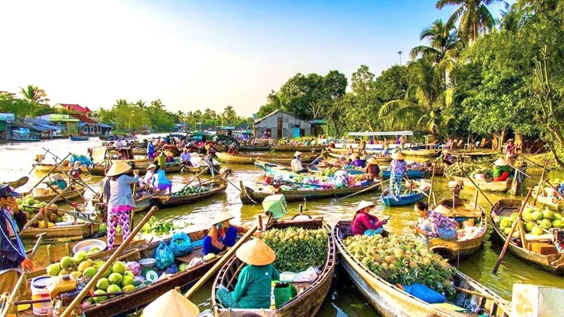Khung cảnh mua bán hối hả, rực rỡ sắc màu trên sông nước tại chợ nổi Cái Răng từ sớm tinh mơ.