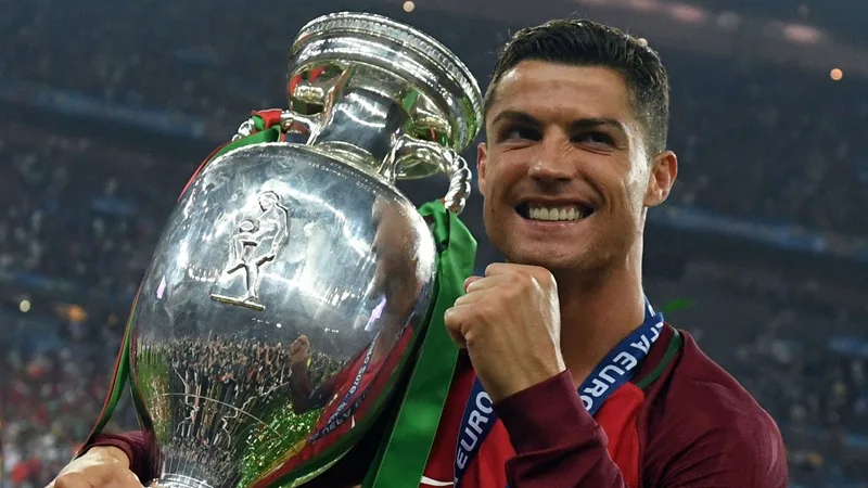 Siêu sao Cristiano Ronaldo biến mình thành một "bóng ma" tối giản nhưng đầy sát thương trong vòng cấm địa.