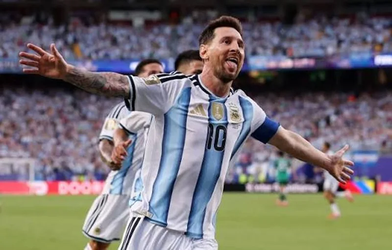 Lionel Messi dùng bộ não thiên tài để điều khiển nhịp độ trận đấu thông qua chiến thuật "đi bộ".
