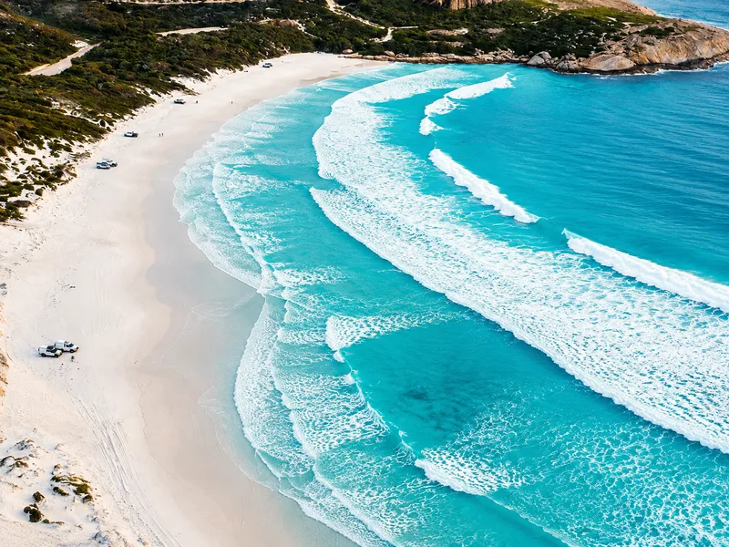 Wharton Beach thu hút bởi cát trắng, nước biển nhiều sắc xanh và đường bờ biển rộng lớn tại Tây Australia.