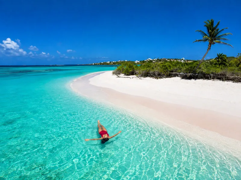 Shoal Bay East sở hữu bờ cát sáng kéo dài và nước biển trong xanh đặc trưng của vùng Caribbean.
