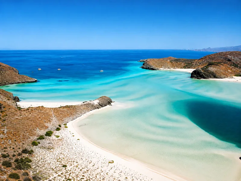 Playa Balandra nổi bật với vùng nước xanh nông, đường bờ uốn cong và cảnh quan ven biển đặc trưng của Mexico.