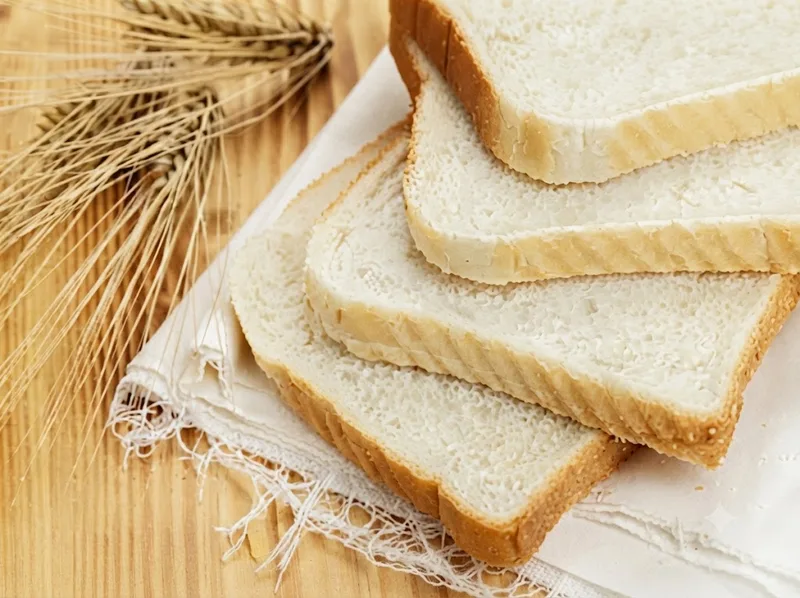 Bánh mì trắng trải qua quá trình tinh chế nên thường ít chất xơ hơn so với bánh nguyên hạt.