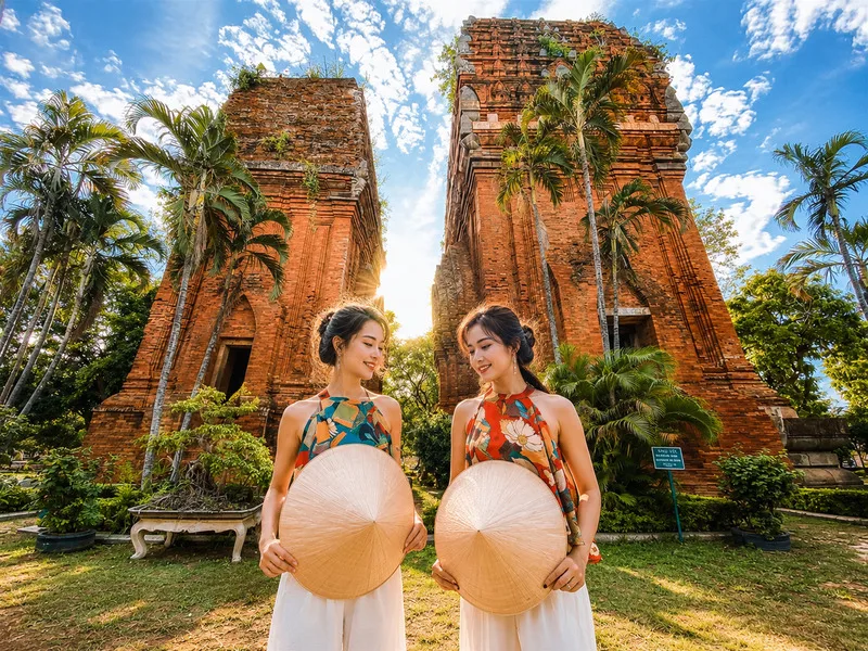 Ghềnh Ráng và Tháp Đôi là lựa chọn phù hợp khi muốn kết hợp cảnh biển với kiến trúc, lịch sử và dấu ấn văn hóa địa phương.