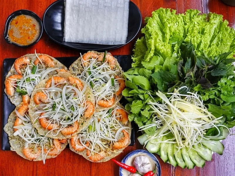 Bánh xèo tôm nhảy, bánh hỏi lòng heo, bún chả cá và chả ram tôm đất là những món giúp hành trình khám phá Quy Nhơn thêm trọn vẹn.